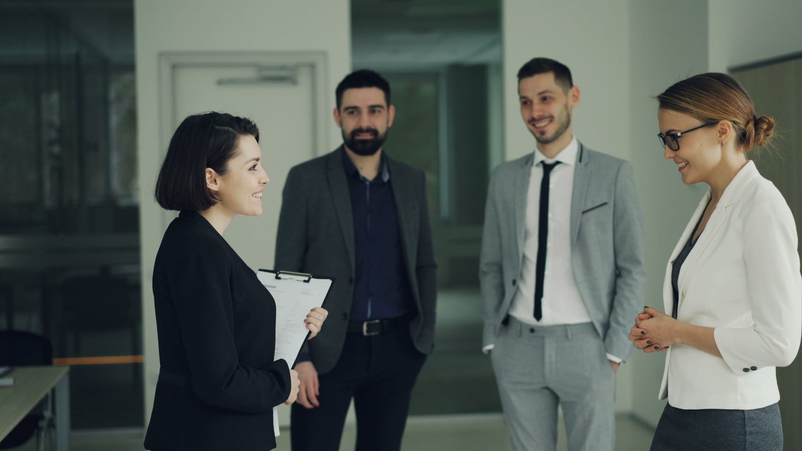 Pessoas reunidas, conversando com atenção em ambiente de trabalho
